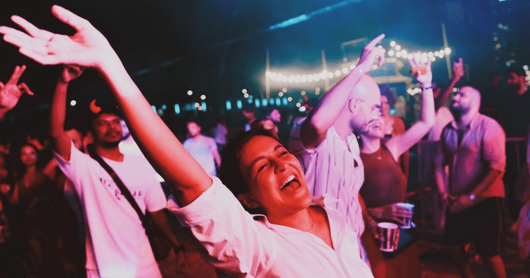 barasti beach stage crowd