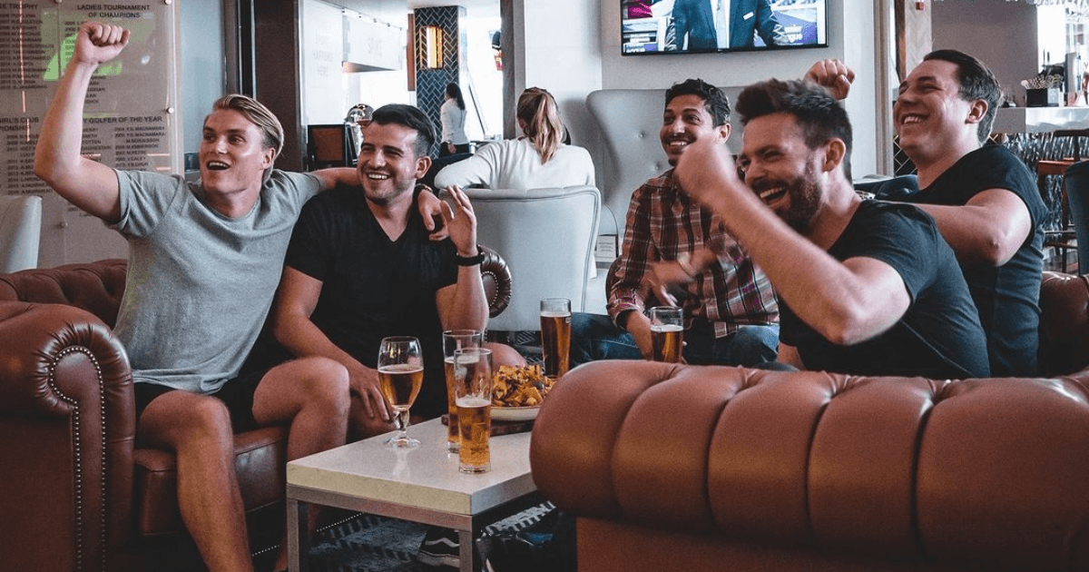 Fans watching the F1 race at a bar