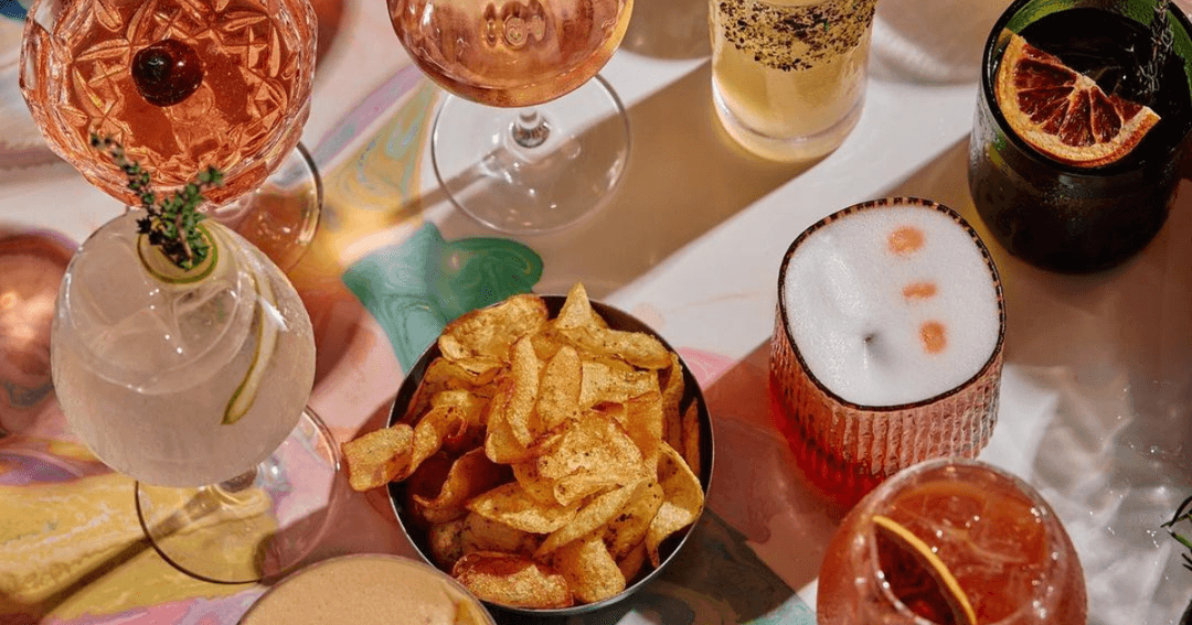 Drinks and chips served