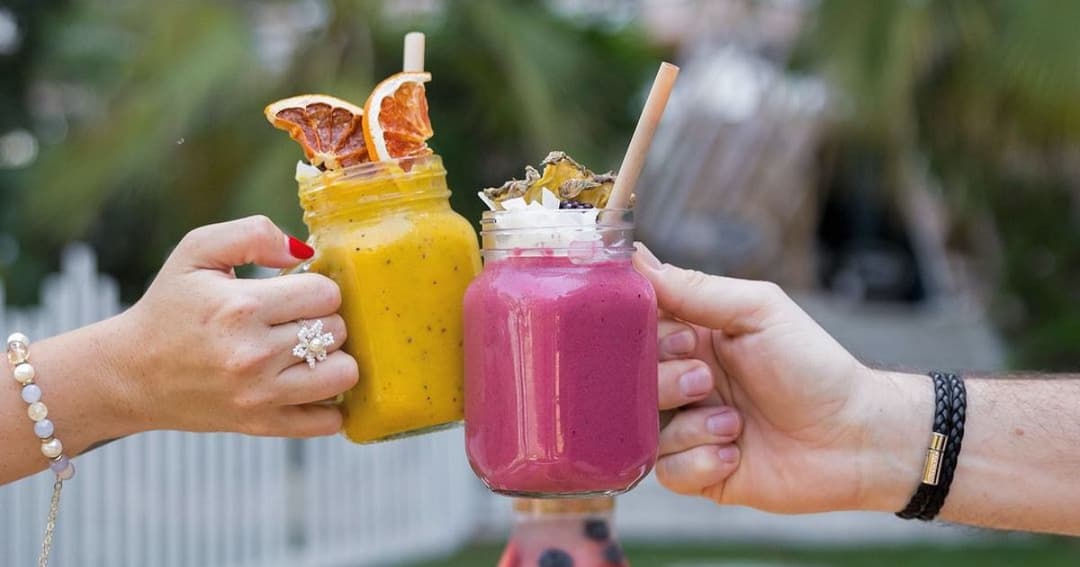 ladies drinking smoothies in dubai